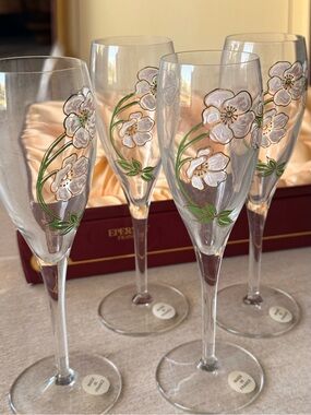 Elegant Floral-Accent Champagne Flutes - White & Green